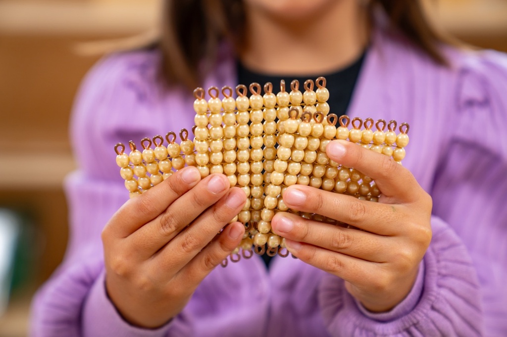 Goldenes Perlenmaterial mit Kartensätzen: Lose Perlen, Glas